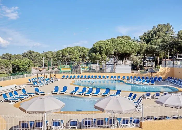 Domaine Residentiel De Plein Air Odalys La Pinede 3* آجد