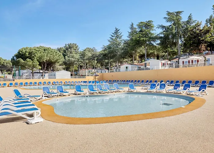 Domaine Residentiel De Plein Air Odalys La Pinede 3* آجد