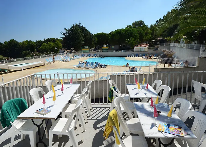 Domaine Residentiel De Plein Air Odalys La Pinede 3* آجد
