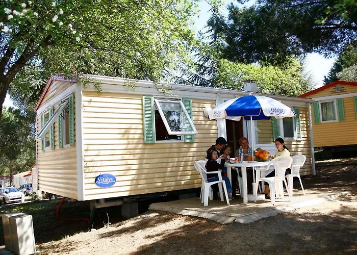 Domaine Residentiel De Plein Air Odalys La Pinede 3* آجد